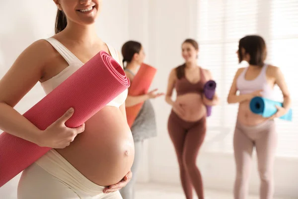 Grupo Mujeres Embarazadas Con Esteras Clase Yoga Primer Plano Espacio —  Fotos de Stock