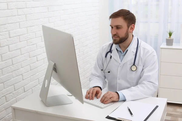 Pediatra Consulenza Paziente Online Tavola Clinica — Foto Stock