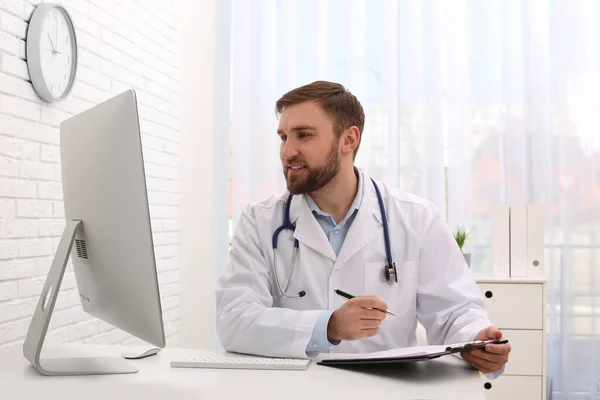 Klinikteki Masada Çocuk Doktoruna Danışmanlık Yapıyorum — Stok fotoğraf