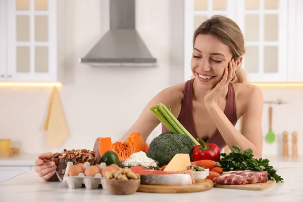 Donna Con Cibo Sano Cucina Keto Dieta — Foto Stock