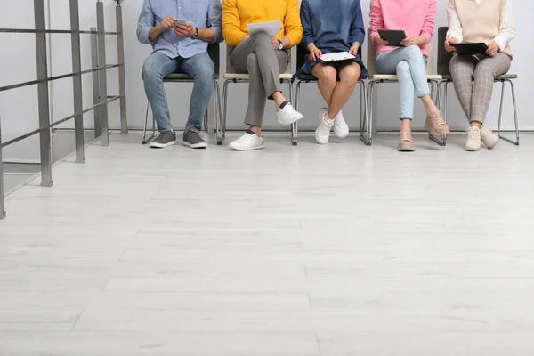 Folk Väntar Jobbintervju Kontorslokal Närbild — Stockfoto