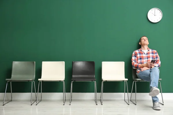 Homem Com Smartphone Espera Entrevista Emprego Dentro Casa — Fotografia de Stock