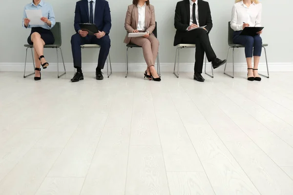 Personas Que Esperan Una Entrevista Trabajo Oficina Primer Plano —  Fotos de Stock