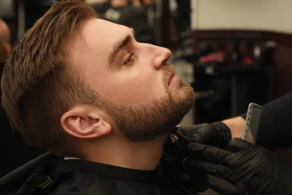 Cabeleireiro Profissional Trabalhando Com Cliente Barbearia — Fotografia de Stock