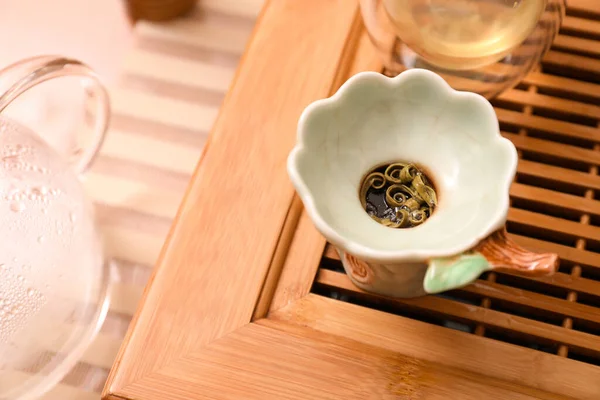 木制看台传统茶道陶瓷滤清器 — 图库照片