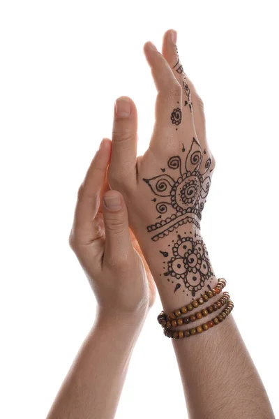 白い背景に手に美しいヘナの入れ墨を持つ女性 クローズアップ 伝統的なメンディ — ストック写真