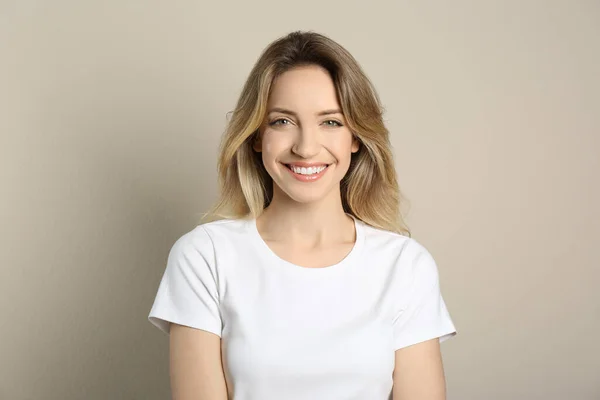 Retrato Mujer Joven Feliz Con Hermoso Cabello Rubio Sonrisa Encantadora — Foto de Stock