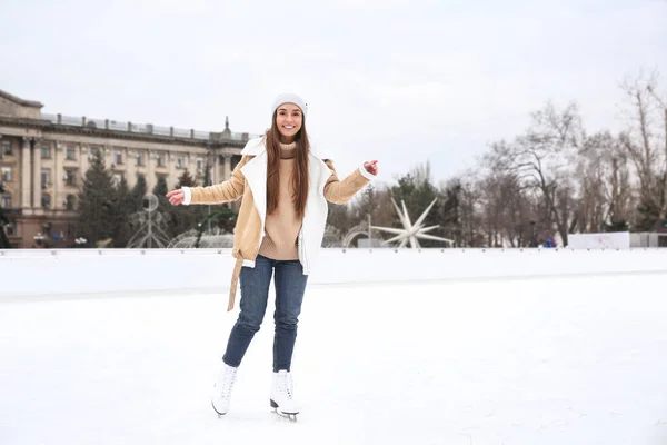 Mujer Feliz Patinando Largo Pista Hielo Aire Libre Espacio Para — Foto de Stock