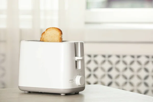 Elektrischer Toaster Mit Brotscheiben Auf Holztisch Raum Für Text — Stockfoto