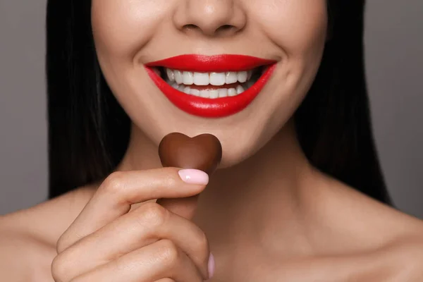 Mujer Joven Con Labios Rojos Sosteniendo Caramelos Chocolate Forma Corazón — Foto de Stock