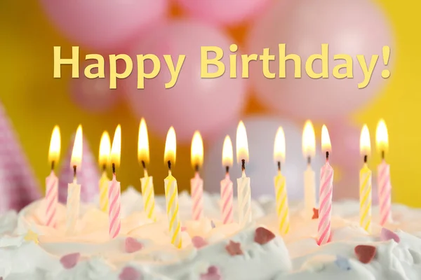 Gelukkige Verjaardag Heerlijke Taart Met Brandende Kaarsen Wazige Achtergrond Close — Stockfoto