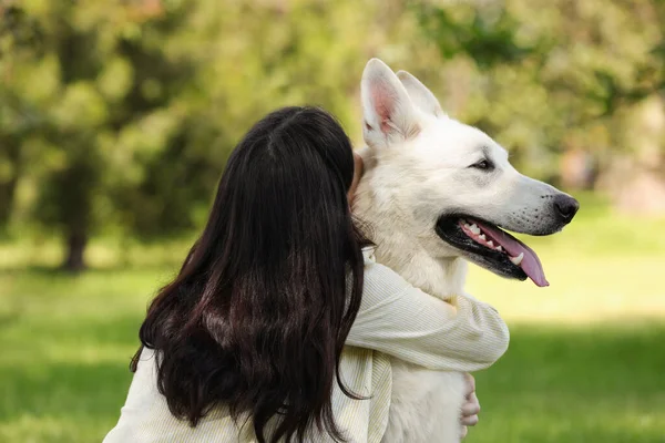 Young Woman Hugging Her White Swiss Shepherd Dog Park Back — Stock Photo, Image