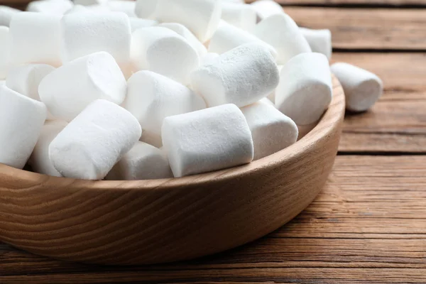 Deliciosos Marshmallows Inchados Mesa Madeira Close — Fotografia de Stock