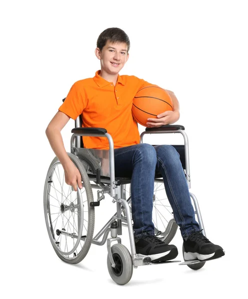 Мальчик Инвалид Инвалидной Коляске Баскетбольным Мячом Белом Фоне — стоковое фото