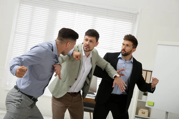 Hombre Interrumpiendo Colegas Lucha Trabajo Oficina —  Fotos de Stock