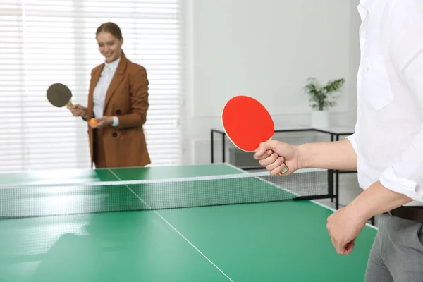 Empresários Jogando Ping Pong Escritório Concentrar Raquete Tênis Espaço Para — Fotografia de Stock