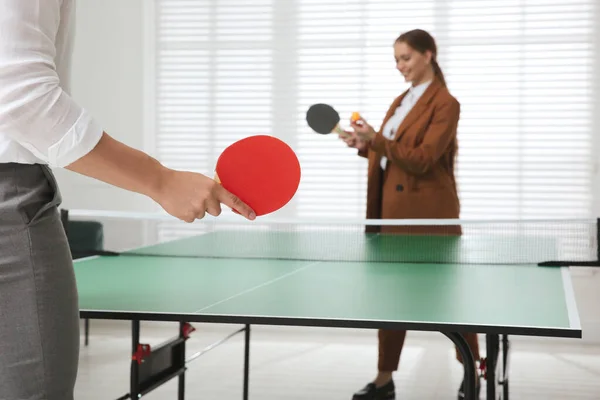 Деловые Люди Играют Пинг Понг Офисе Сосредотачиваются Теннисной Ракетке Пространство — стоковое фото