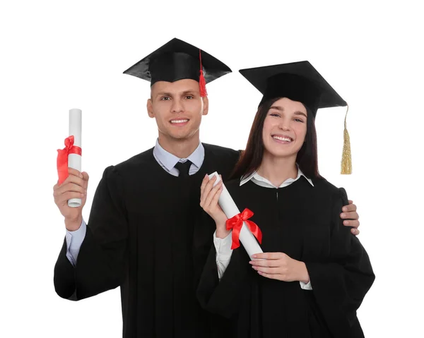 Estudantes Felizes Vestidos Acadêmicos Com Diplomas Fundo Branco — Fotografia de Stock