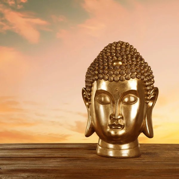 Hermosa Escultura Dorada Buda Superficie Madera Atardecer Espacio Para Texto —  Fotos de Stock