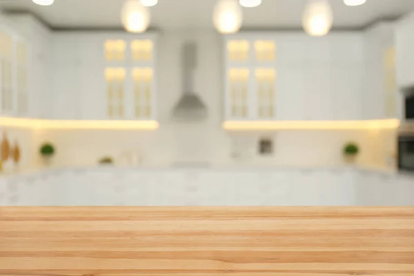 スタイリッシュなキッチンインテリアの空の木製テーブルとぼやけた景色 デザインのためのモックアップ — ストック写真