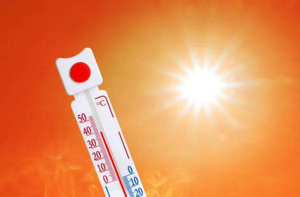 Időjárás Hőmérő Magas Hőmérséklettel Szabadban Forró Napsütéses Napon Hőgutafigyelmeztetés — Stock Fotó