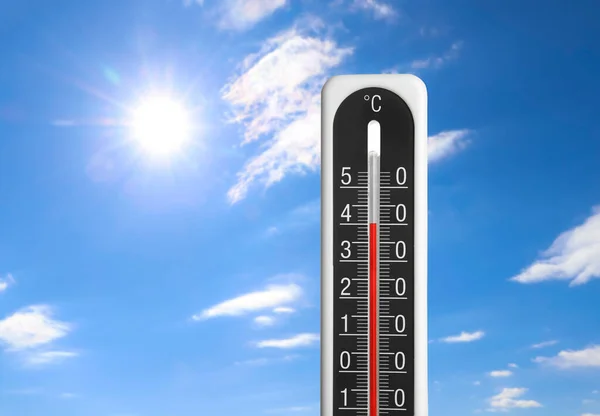 Καιρός Θερμόμετρο Υψηλή Θερμοκρασία Εξωτερικούς Χώρους Ζεστή Ηλιόλουστη Μέρα Προειδοποίηση — Φωτογραφία Αρχείου