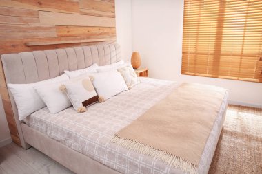 Şık bir otel odası. Rahat bir yatağı var.