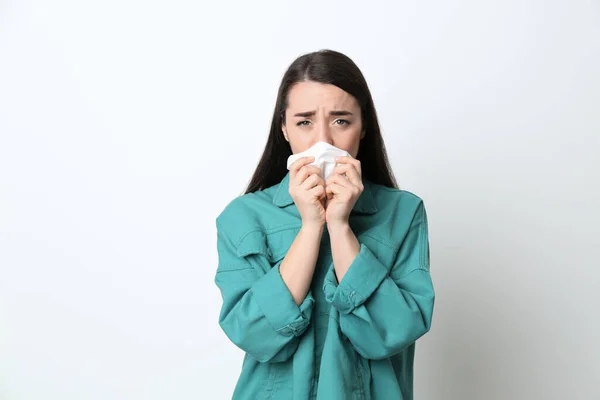 Wanita Muda Dengan Jaringan Yang Menderita Dari Hidung Meler Pada — Stok Foto