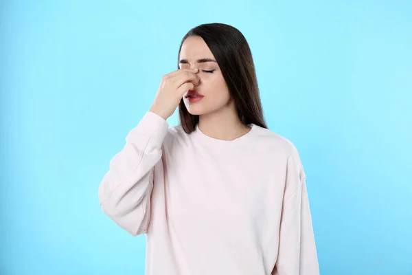Jovem Que Sofre Corrimento Nasal Fundo Azul Claro — Fotografia de Stock