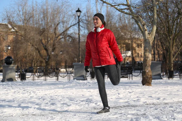 Gelukkig Vrouw Doet Sport Oefeningen Snowy Park Winterdag — Stockfoto