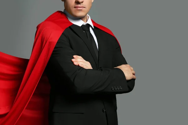 Geschäftsmann Mit Superhelden Umhang Auf Grauem Hintergrund Nahaufnahme — Stockfoto