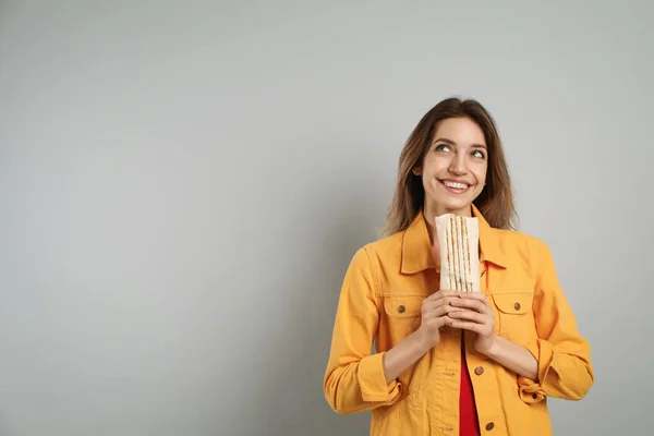 Giovane Donna Con Deliziosa Shawarma Sfondo Grigio Spazio Testo — Foto Stock