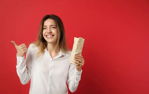 Jeune Femme Avec Délicieux Shawarma Sur Fond Rouge Espace Pour — Photo