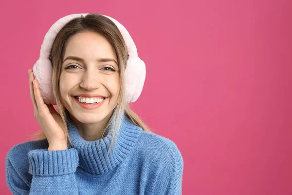 Ευτυχισμένη Γυναίκα Φορώντας Ζεστά Ακουστικά Ροζ Φόντο Χώρος Για Κείμενο — Φωτογραφία Αρχείου