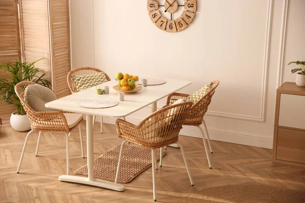 Elegante Mesa Comedor Blanca Sillas Mimbre Habitación Diseño Interiores — Foto de Stock