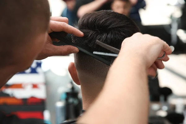 Coiffeur Professionnel Faisant Coiffure Élégante Dans Salon Gros Plan — Photo