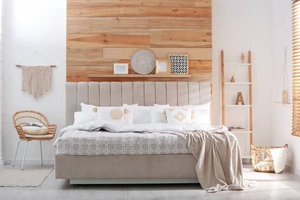 Stijlvol Interieur Met Groot Comfortabel Bed — Stockfoto