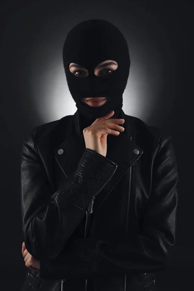 Mulher Vestindo Balaclava Malha Fundo Preto — Fotografia de Stock