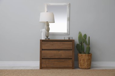 Ayna ve çekmecelerin olduğu açık bir koridor. İç tasarım