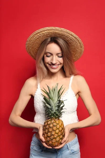 Junge Frau Mit Frischer Ananas Auf Rotem Hintergrund Exotische Früchte — Stockfoto