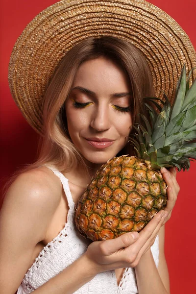 Junge Frau Mit Frischer Ananas Auf Rotem Hintergrund Nahaufnahme Exotische — Stockfoto