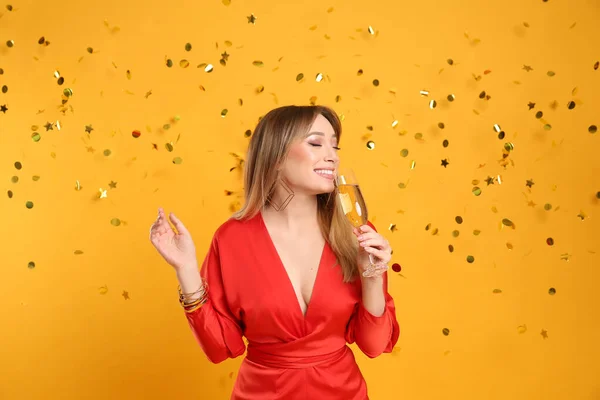 Щаслива Молода Жінка Келихом Шампанського Конфетті Жовтому Фоні — стокове фото
