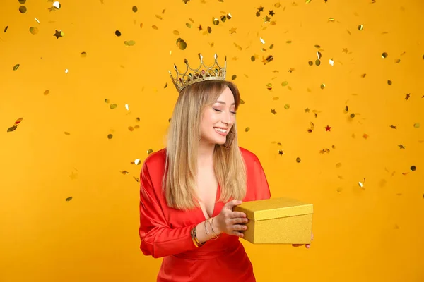 Ευτυχισμένη Νεαρή Γυναίκα Κόμμα Στέμμα Κουτί Δώρου Και Κομφετί Κίτρινο — Φωτογραφία Αρχείου