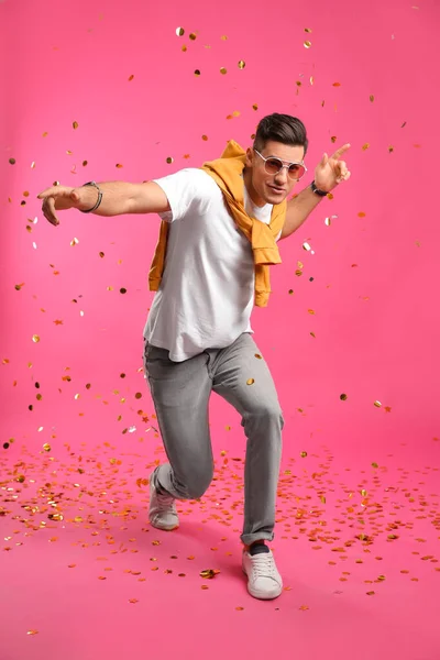 Hombre Feliz Bailando Confeti Sobre Fondo Rosa — Foto de Stock
