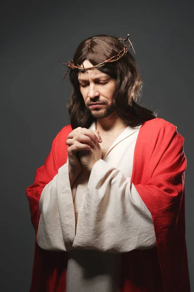 Jezus Christus Met Doornenkroon Biddend Grijze Achtergrond — Stockfoto