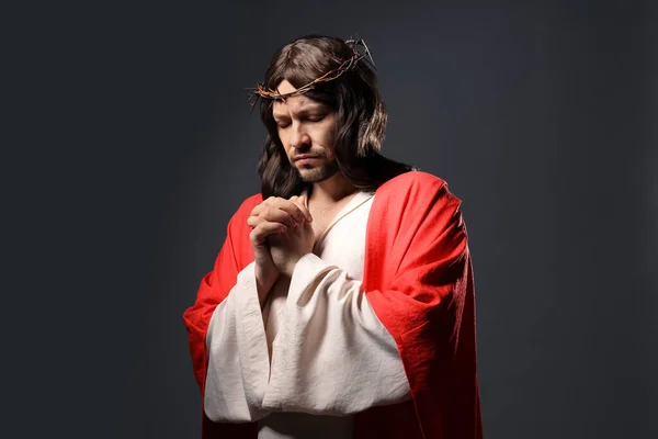 Jezus Chrystus Koroną Cierniową Modlący Się Szarym Tle — Zdjęcie stockowe