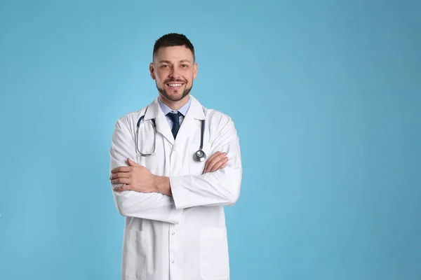 Kinderarzt Mit Stethoskop Auf Hellblauem Hintergrund Raum Für Text — Stockfoto