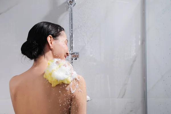 Mujer Joven Con Puf Malla Tomando Ducha Casa Vista Trasera — Foto de Stock