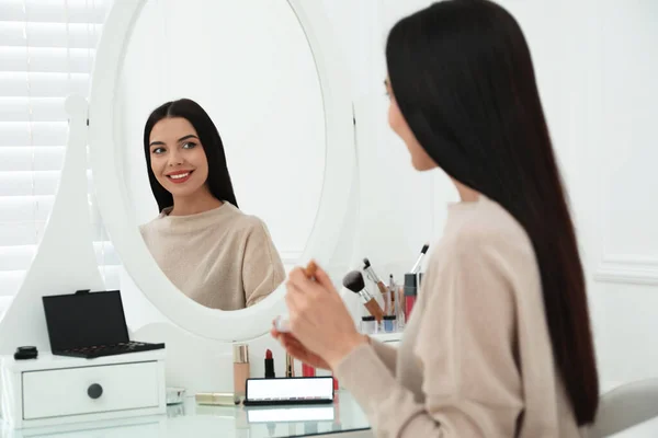 Mooie Vrouw Aanbrengen Van Make Buurt Spiegel Kamer — Stockfoto