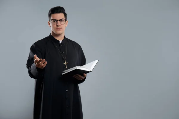 Priester Met Bijbel Grijze Achtergrond Ruimte Voor Tekst — Stockfoto